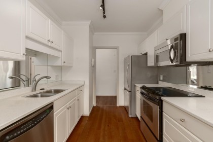 Photo 10 at 306 - 2271 Bellevue Avenue, Dundarave, West Vancouver