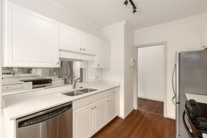 Photo 11 at 306 - 2271 Bellevue Avenue, Dundarave, West Vancouver