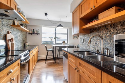 Photo 4 at 207 - 2080 Maple Street, Kitsilano, Vancouver West