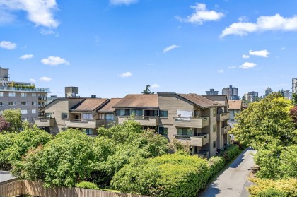 Photo 3 at 403 - 1340 Duchess Avenue, Ambleside, West Vancouver