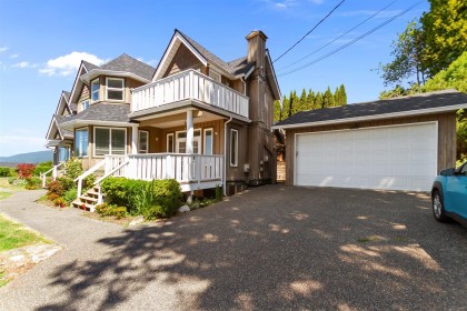 Photo 1 at 186 E Braemar Road, Upper Lonsdale, North Vancouver