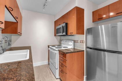 Photo 8 at 403 - 1818 W 6th Avenue, Kitsilano, Vancouver West