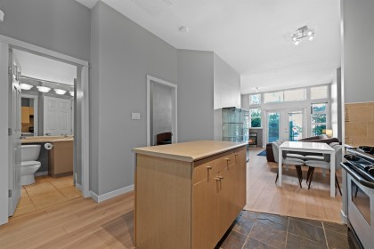 Photo 3 at 102 - 2102 W 38th Avenue, Kerrisdale, Vancouver West