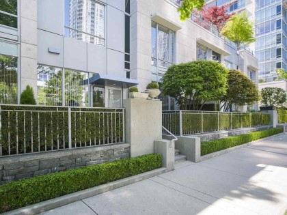 Photo 3 at 410 Beach Crescent, Yaletown, Vancouver West