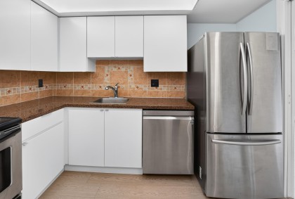 Photo 16 at 206 - 1340 Duchess Avenue, Ambleside, West Vancouver