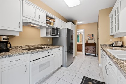 Photo 16 at 302 - 588 16th Street, Ambleside, West Vancouver