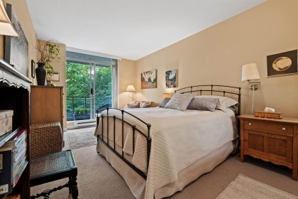 Photo 5 at 302 - 588 16th Street, Ambleside, West Vancouver