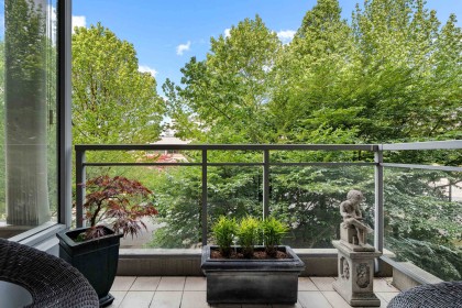 Photo 11 at 302 - 588 16th Street, Ambleside, West Vancouver