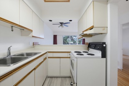 Photo 10 at 301 - 2125 W 2nd Avenue, Kitsilano, Vancouver West