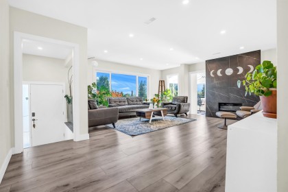 Photo 3 at 300 W Balmoral Road, Upper Lonsdale, North Vancouver