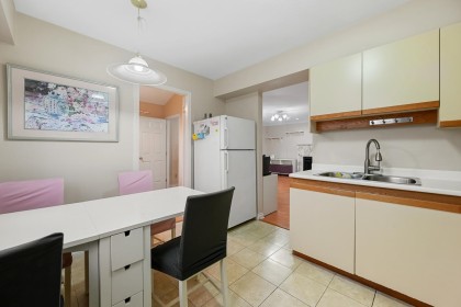Photo 10 at 819 W 70th Avenue, Marpole, Vancouver West