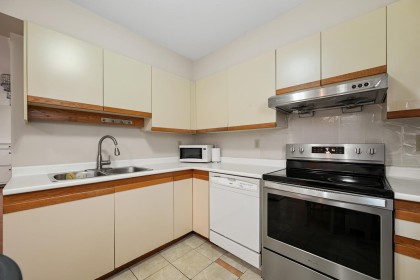 Photo 11 at 819 W 70th Avenue, Marpole, Vancouver West