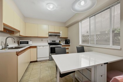 Photo 8 at 819 W 70th Avenue, Marpole, Vancouver West