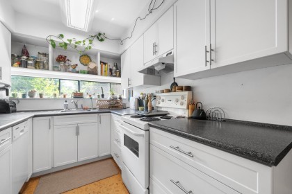 Photo 10 at 214 - 2190 W 7th Avenue, Kitsilano, Vancouver West