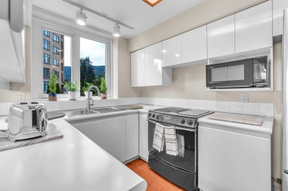 Photo 11 at 103 - 2280 Bellevue Avenue, Dundarave, West Vancouver