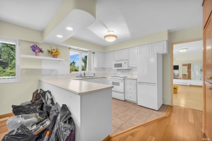 Photo 14 at 568 St. Giles Road, Glenmore, West Vancouver