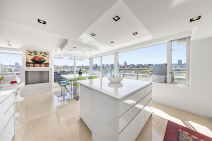 Photo 12 at 606 - 1288 Marinaside Crescent, Yaletown, Vancouver West
