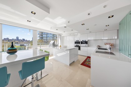 Photo 9 at 606 - 1288 Marinaside Crescent, Yaletown, Vancouver West