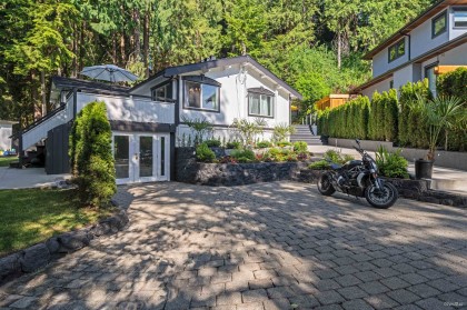 Photo 1 at 3870 Emerald Drive, Edgemont, North Vancouver