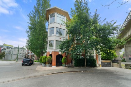 Photo 1 at 404 - 1562 W 5th Avenue, False Creek, Vancouver West