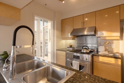 Photo 10 at 702 - 1099 Marinaside Crescent, Yaletown, Vancouver West