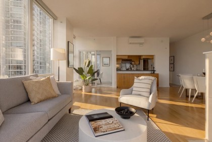 Photo 8 at 702 - 1099 Marinaside Crescent, Yaletown, Vancouver West