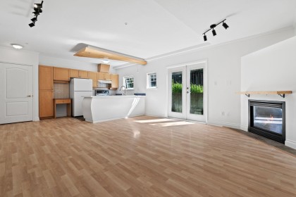 Photo 2 at 3027 W 7th Avenue, Kitsilano, Vancouver West