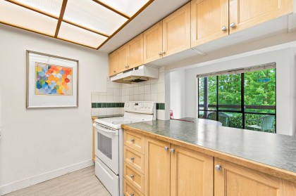 Photo 6 at 104 - 2181 Panorama Drive, Deep Cove, North Vancouver