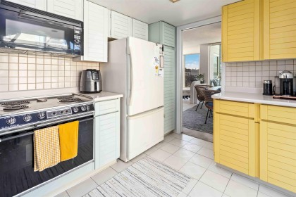 Photo 13 at 802 - 1455 Duchess Avenue, Ambleside, West Vancouver