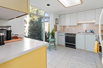 Photo 11 at 802 - 1455 Duchess Avenue, Ambleside, West Vancouver