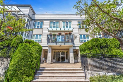 Photo 1 at 403 - 106 W Kings Road, Upper Lonsdale, North Vancouver
