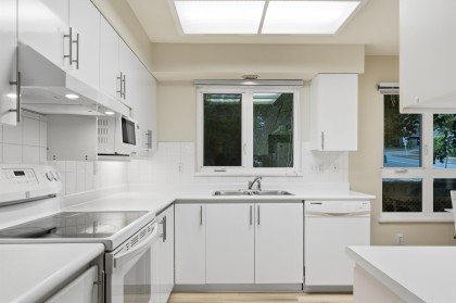 Photo 5 at 303 - 106 W Kings Road, Upper Lonsdale, North Vancouver