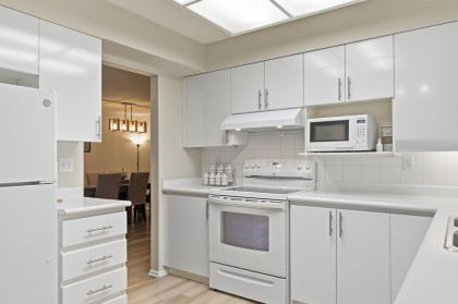 Photo 8 at 303 - 106 W Kings Road, Upper Lonsdale, North Vancouver