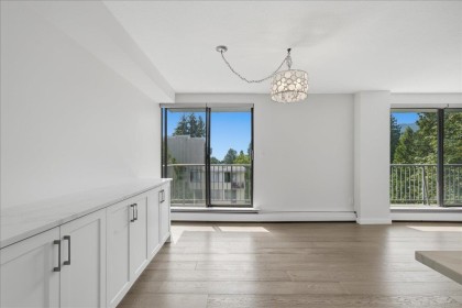 Photo 7 at 802 - 1745 Esquimalt Avenue, Ambleside, West Vancouver
