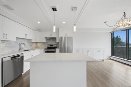 Photo 5 at 802 - 1745 Esquimalt Avenue, Ambleside, West Vancouver