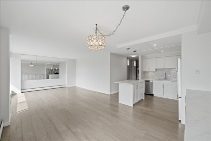 Photo 8 at 802 - 1745 Esquimalt Avenue, Ambleside, West Vancouver