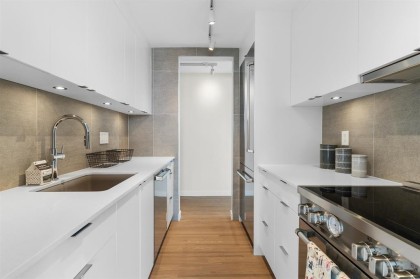 Photo 13 at 102 - 2246 Bellevue Avenue, Dundarave, West Vancouver