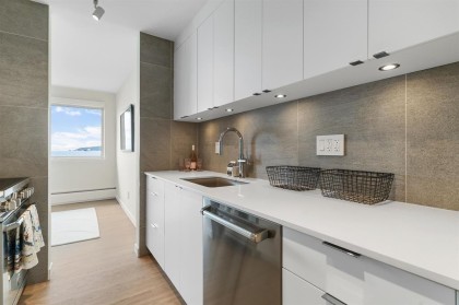 Photo 12 at 102 - 2246 Bellevue Avenue, Dundarave, West Vancouver