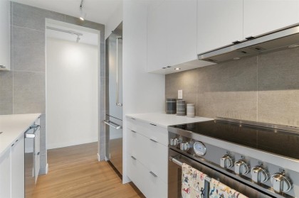 Photo 14 at 102 - 2246 Bellevue Avenue, Dundarave, West Vancouver