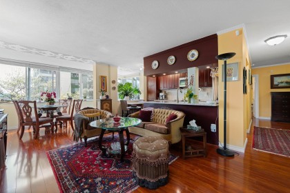 Photo 7 at 212 - 1425 Esquimalt Avenue, Ambleside, West Vancouver