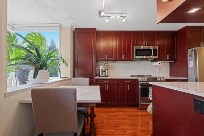 Photo 5 at 212 - 1425 Esquimalt Avenue, Ambleside, West Vancouver