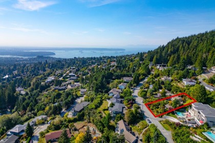 Photo 2 at 560 Craigmohr Drive, Glenmore, West Vancouver