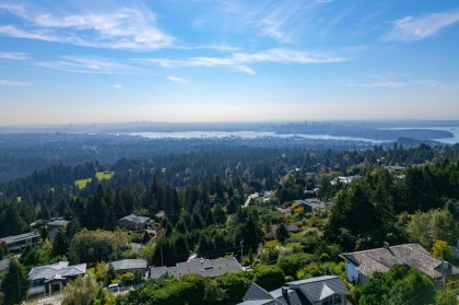 Photo 7 at 560 Craigmohr Drive, Glenmore, West Vancouver
