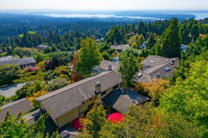 Photo 5 at 560 Craigmohr Drive, Glenmore, West Vancouver