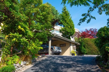 Photo 10 at 560 Craigmohr Drive, Glenmore, West Vancouver