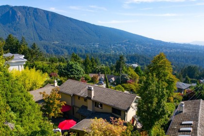 Photo 4 at 560 Craigmohr Drive, Glenmore, West Vancouver