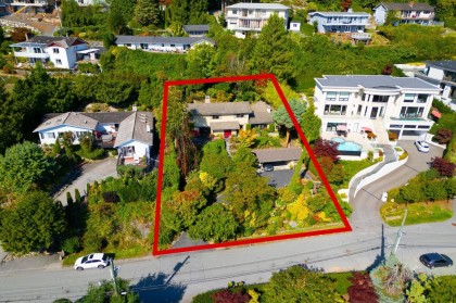 Photo 8 at 560 Craigmohr Drive, Glenmore, West Vancouver