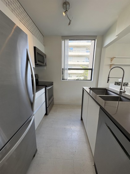 Photo 3 at 502 - 1737 Duchess Avenue, Ambleside, West Vancouver