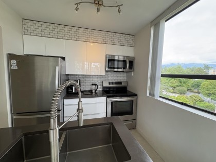 Photo 11 at 502 - 1737 Duchess Avenue, Ambleside, West Vancouver