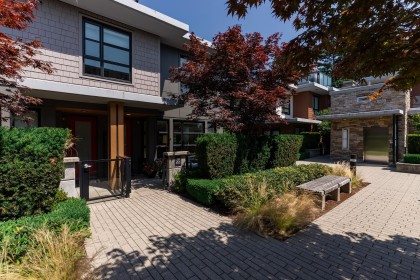 Photo 2 at 204 - 1055 Ridgewood Drive, Edgemont, North Vancouver